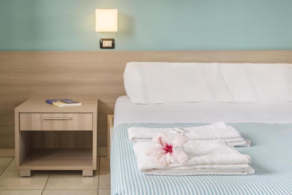 Hotel Dei Bizantini & Villaggio Campo Dei Messapi Сан-П'єтро-ін-Беванья Екстер'єр фото