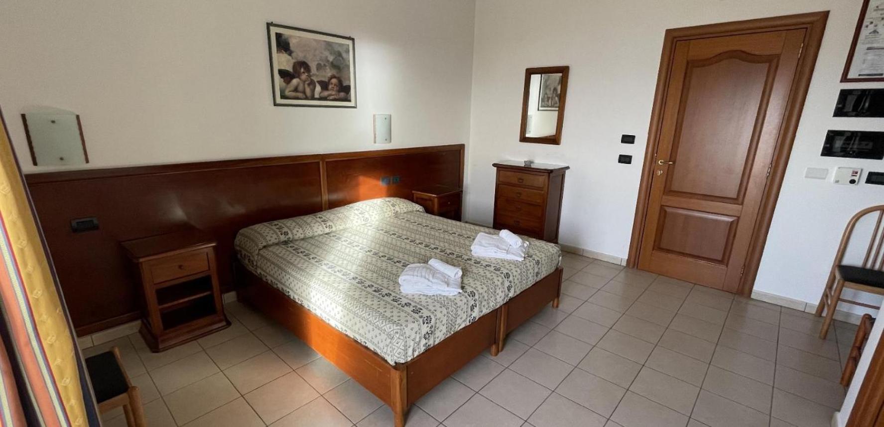 Hotel Dei Bizantini & Villaggio Campo Dei Messapi Сан-П'єтро-ін-Беванья Екстер'єр фото