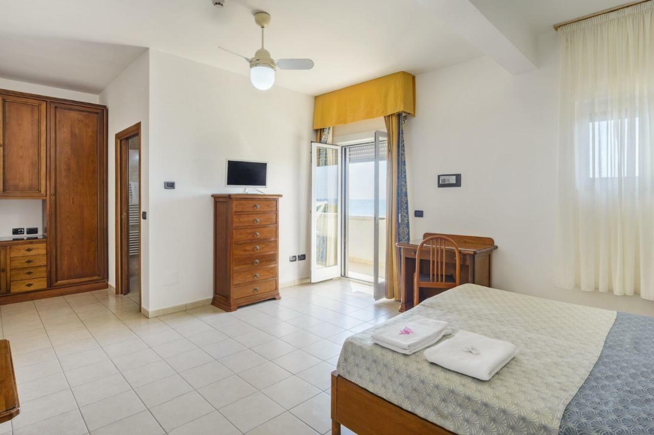 Hotel Dei Bizantini & Villaggio Campo Dei Messapi Сан-П'єтро-ін-Беванья Екстер'єр фото