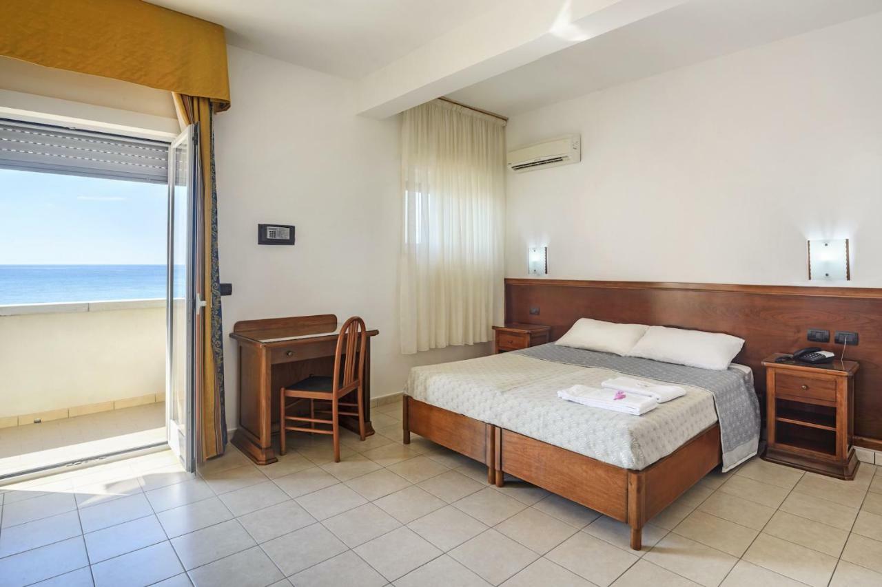 Hotel Dei Bizantini & Villaggio Campo Dei Messapi Сан-П'єтро-ін-Беванья Екстер'єр фото