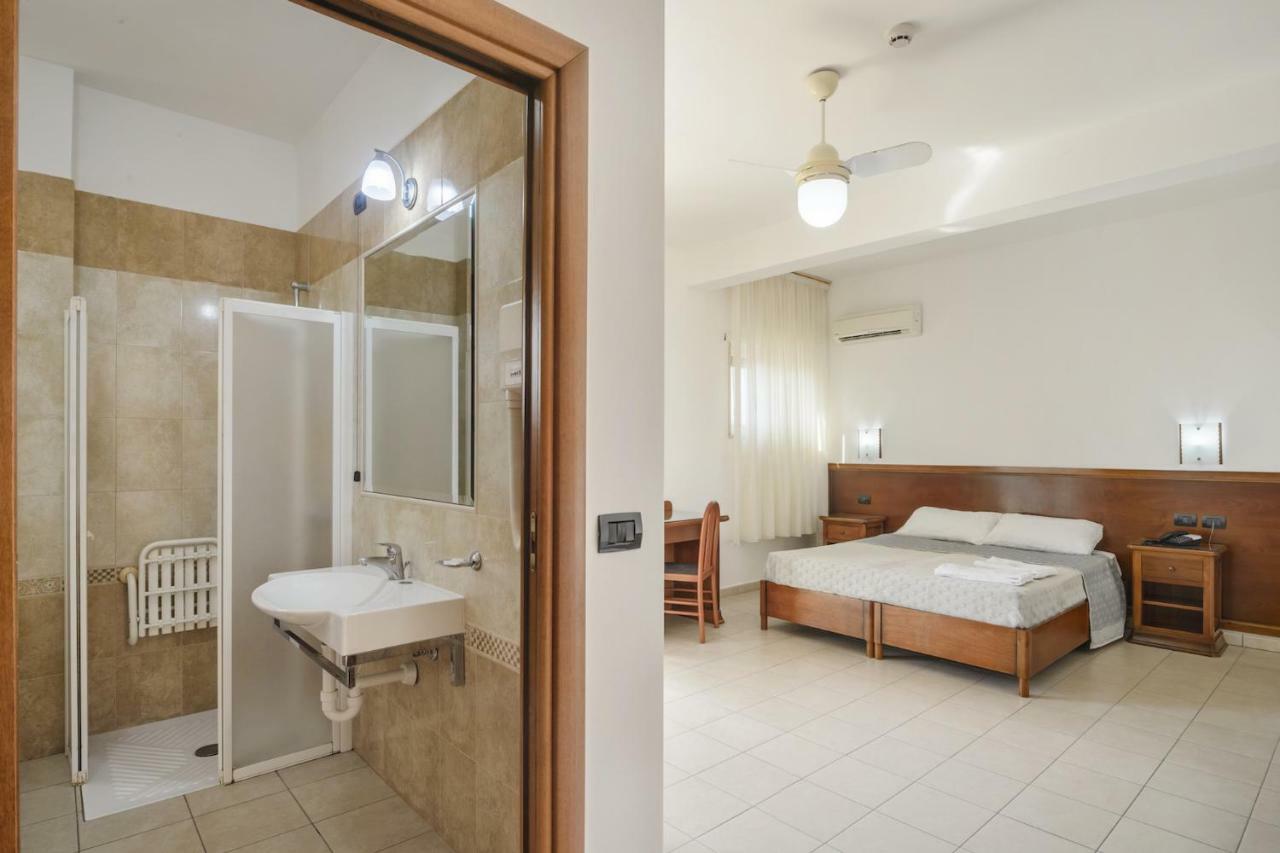 Hotel Dei Bizantini & Villaggio Campo Dei Messapi Сан-П'єтро-ін-Беванья Екстер'єр фото